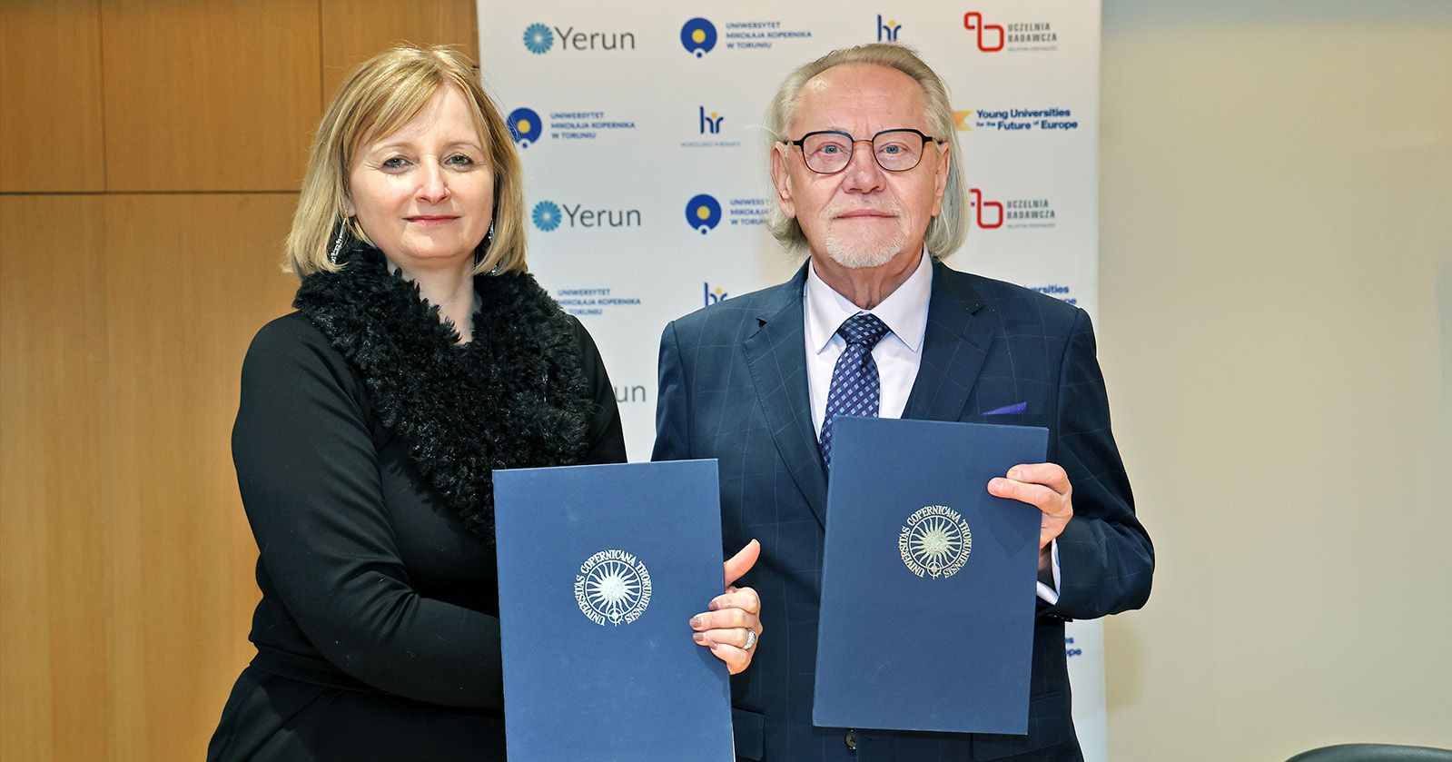 Porozumienia o współpracy podpisali prof. dr. hab. Andrzej Tretyn, rektor UMK i dr Marlena Maślanka, dyrektorka Sieci Badawczej Łukasiewicz – Instytutu Materiałów Polimerowych w Toruniu